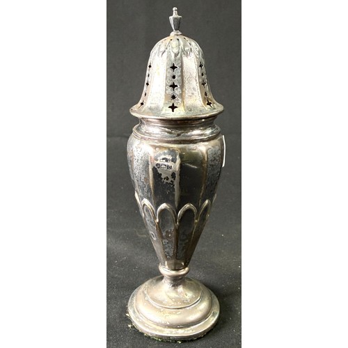 627A - A hallmarked silver sugar dredger with ribbed decoration and weighted pedestal base, Birmingham 1938... 