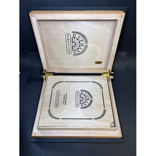 292 - H. Upmann Super Magnum Book - Box number 000053943508. 56 ring-gauge by 180mm.Additional information... 