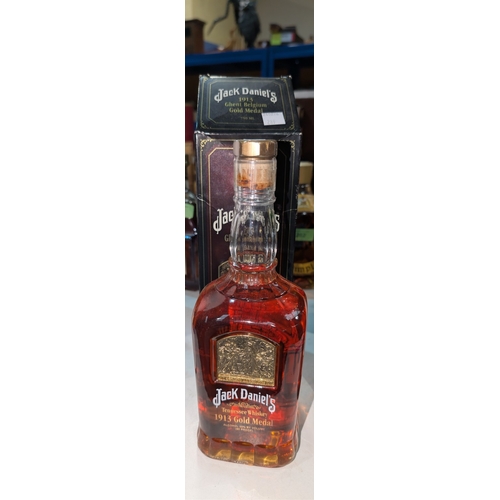 289 - An originally boxed 1913 Gold Medal (bottling number: 1) 75cl bottle of Jack Daniels Tennessee Whisk... 