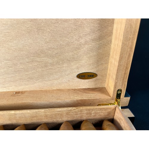 291 - Montecristo Pirámides book of 20 Cigars, part of the limited Colección Habanos series, 6 1/4