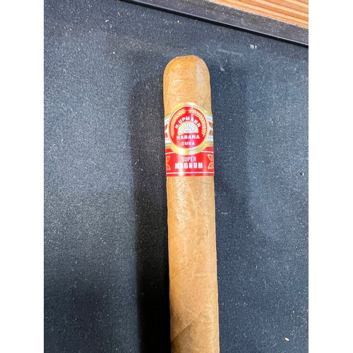 292 - H. Upmann Super Magnum Book - Box number 000053943508. 56 ring-gauge by 180mm.Additional information... 