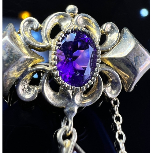 678 - A Victorian 9ct gold brooch with Amethyst drop 7.4g gross