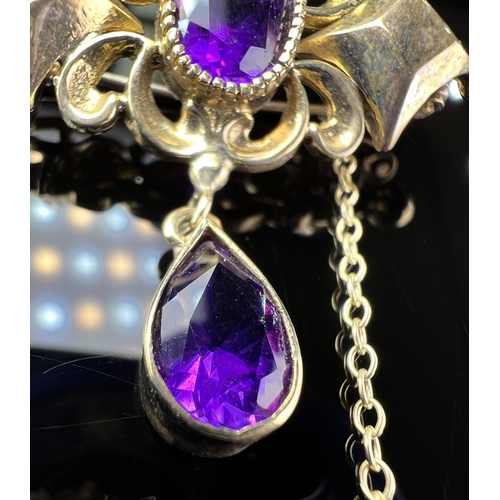 678 - A Victorian 9ct gold brooch with Amethyst drop 7.4g gross