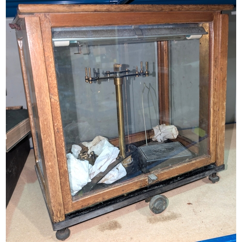 30 - A vintage pair of Avery shops scales, a cased lab balance (no glass to top) oil lamp and angle poise... 