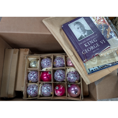 21D - A selection of vintage Christmas decorations, ephemera and a comptometer by Sumlock