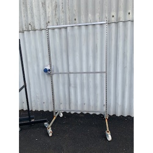 981H - Clothes Rail