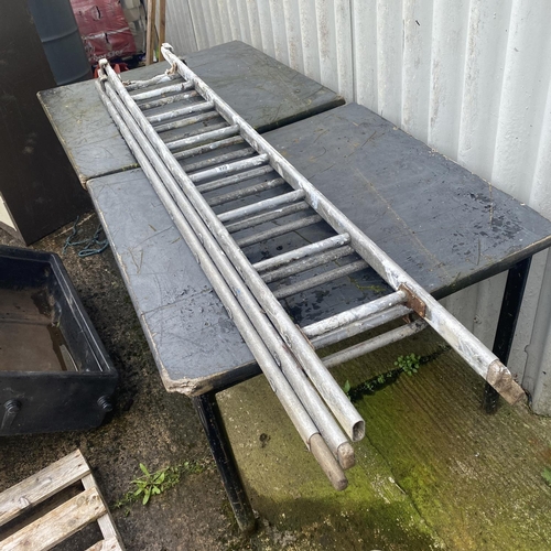 935 - Metal Extending Ladder