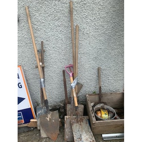 844C - Good Lot Of Shovels