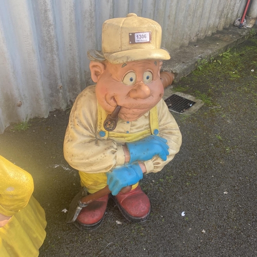 1306 - Old Workman With Spade Garden Ornament