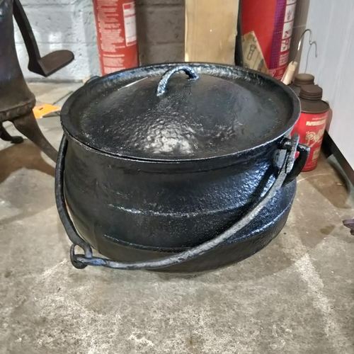 119 - Black Pot & Lid