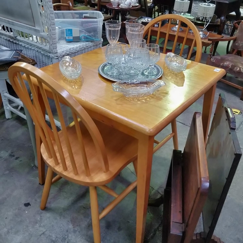 81 - Small table & 2 Chairs