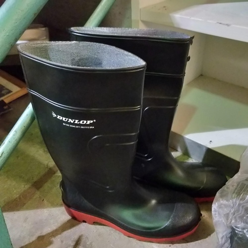 563 - New Pair Of Size 9 Steel Toe Cap Wellies