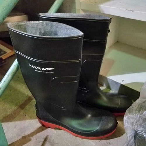 564 - New Pair Of Size 9 Steel Toe Cap Wellies