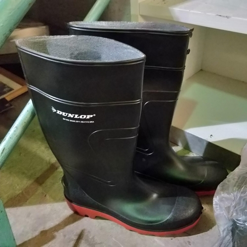 565 - New Pair Of Size 9 Steel Toe Cap Wellies