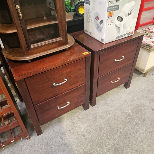 31 - 2 Bedside Cabinets