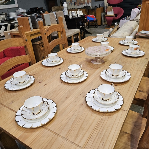 138 - A Lovely Royal Vale Tea Set With Salad Plates