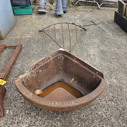 520 - Horse Feeder & Hay Manger