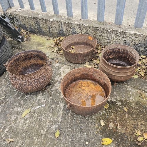 19 - 2x 3 Legged Pots & 2 Others