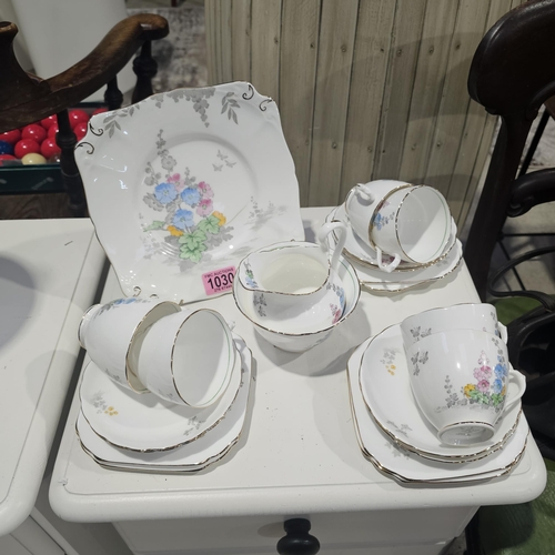 1030 - A Lovely 21 Piece Tea Set