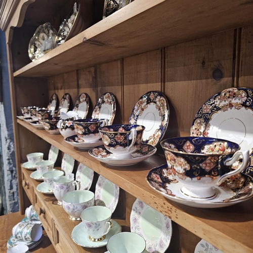 562 - Royal Albert 20 Piece Tea Set