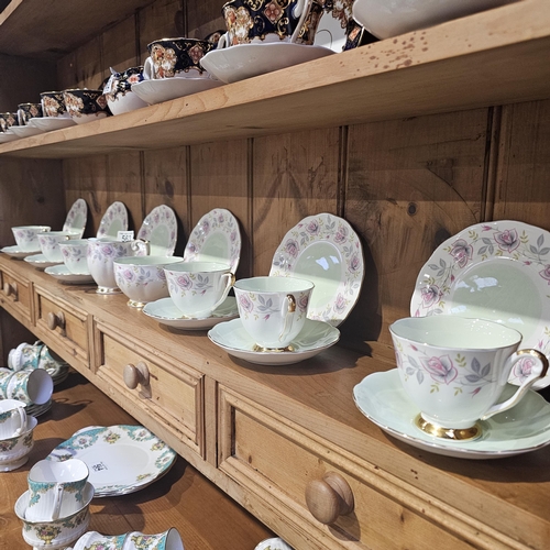 563 - Queen Anne 20 Piece Tea Set