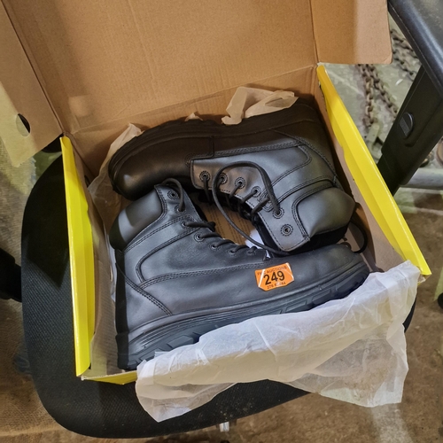 249 - New Workboots Size 9