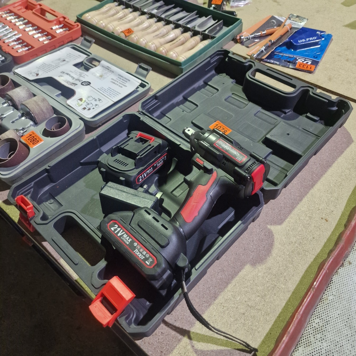A New 1/2 Impact Gun With 2 Batteries & Charger