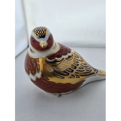 135 - Royal Crown Derby Chaffinch ceramic paperweight. Gold RCD stopper - First quality. Excellent conditi... 