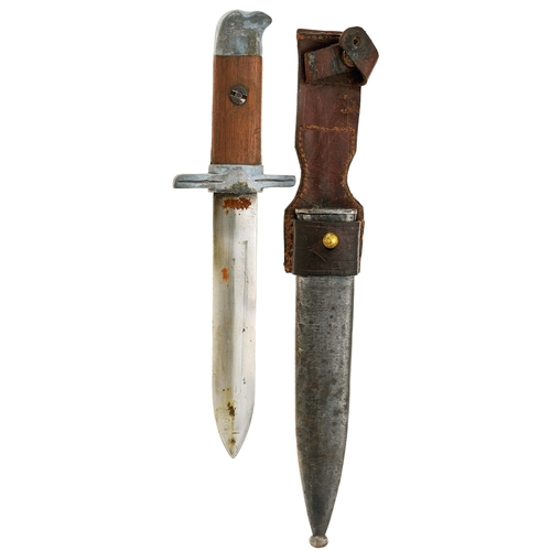 419 - WW2 Combat Fighting Knife.  A unusual example, possibly theatre made. The spearpoint 17 cm blade is ... 