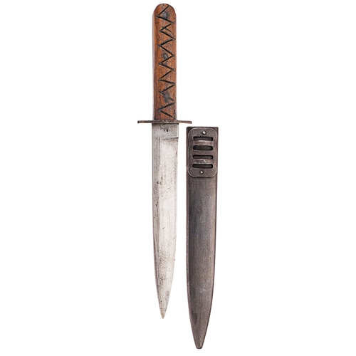 424 - WW1 / WW2 Italian Fighting Knife.  A good example with an eight inch spearpoint blade. To the forte ... 