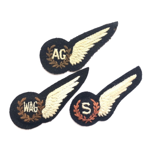 115 - 3 RAF cloth brevets. Wireless Air Gunner (padded) ... Air Gunner (flat) ... Signaller (padded). (3 i... 