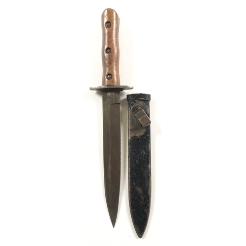 559 - WW2 Italian Fighting Knife.A good example with an 8 1/4 inch spear point blade. The hilt with steel ... 