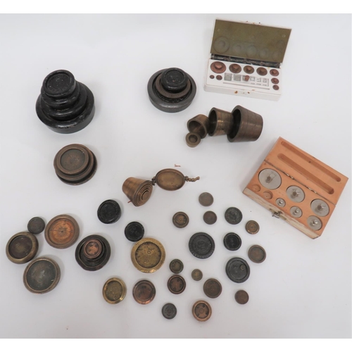 334 - Quantity of Various Weights
including 2 boxed sets of small size weights ... Set of brass, graduated... 