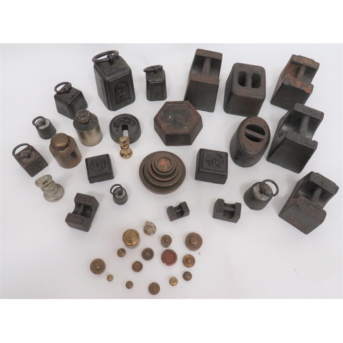 335 - Quantity of Various Weights
including steel with top ring ... Steel with central bar ... Brass stack... 