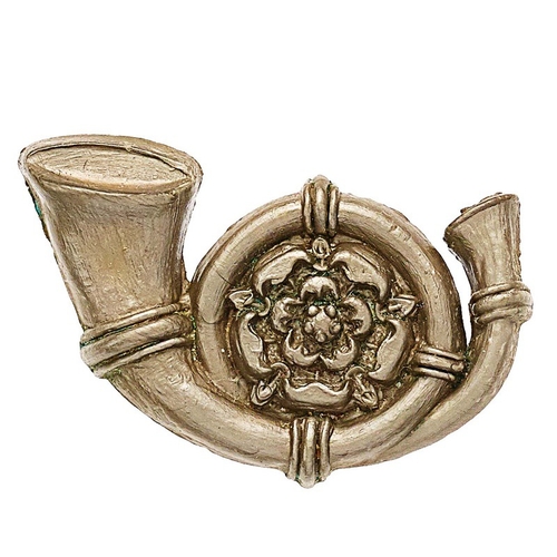 547 - King's Own Yorkshire Light Infantry WW2 economy plastic KOYLI cap badge Scarce French Horn . Brass b... 