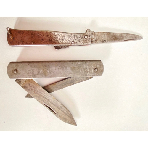 496 - WW2 Period German Locking Dagger.  This all steel example bears the trade mark of the running wolf K... 