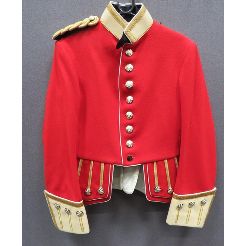 Highland Bandsman Dress Doublet Tunic
scarlet, single breasted doublet.  High cream collar with gilt braid edging.  Cream gauntlet cuffs with gilt braid edging and gilt gimp decoration.  Front doublet tails with gilt gimp decoration.  Single twisted gilt cord shoulder strap.  Anodised, QC General List buttons.  Internal part lining. Issue label "Doublet Ceremonial Highlands Bands".  Clean condition. 