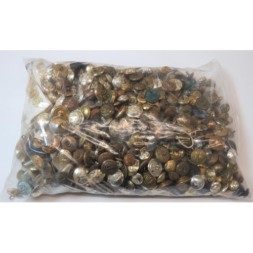 202 - Quantity Of Military Buttons
including MGC ... RAC ... RAF ... Vic RN ... Vic General List ... Hamps... 