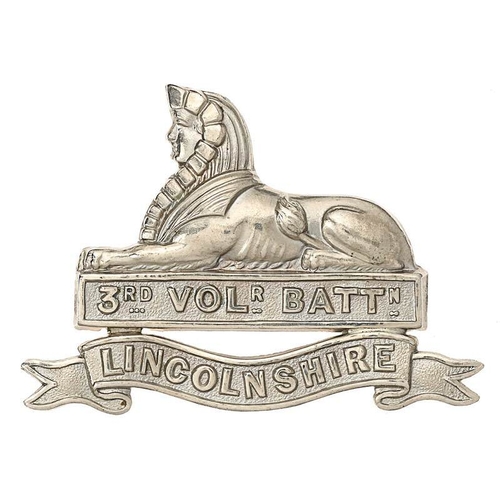 140 - 3rd (Grimsby) VB Lincolnshire Regiment cap badge circa 1896-1905.  Good scarce die-stamped white met... 