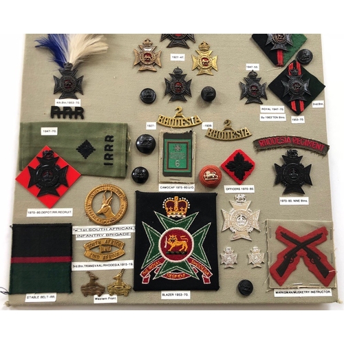 183 - Southern Rhodesia Defence Force, Rhodesia Regt.  54 items of insignia.  Board with good display of m... 