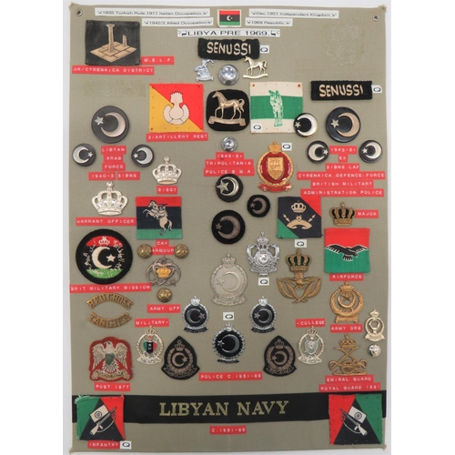 87 - Libya Pre 1969 - 45 Items Of Insignia 
display board with good tabulated display of metal and c... 