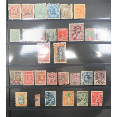 121 - Albums Of Commonwealth And Foreign Stamps
including Australia ... Canada ... China ... St Lucia ... ... 