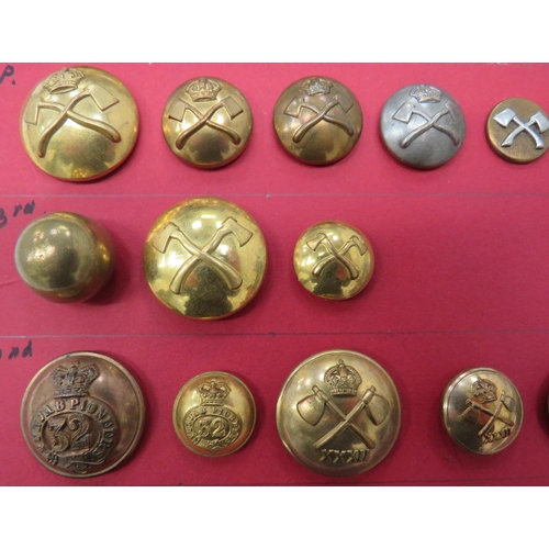 70 - 37 x Indian Regimental Buttons Including Victorian
including brass Victorian crown, 32nd Punjab Pion... 