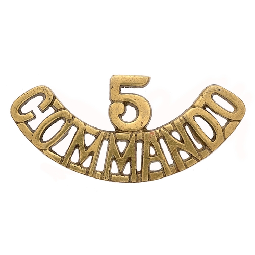 366 - 5 / COMMANDO WW2 shoulder title circa 1943-45. Good scarce cast brass example manufactured whilst th... 