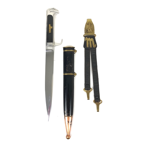 Italian MVSN 1937 model Officer's fascist dagger and straps.  A fine example with plain plated blade. The polished aluminium handle terminates in an eagle’s head pommel; the black Bakelite grips bear a recessed gilt fasces.  Housed in original black painted scabbard with gilt (polished to copper) chape and two gilt bands each supporting a loose ring; complete with plain back leather hanging straps suspended from M and spring clip bearing eagle. Minor service wear otherwise generally VGC.
