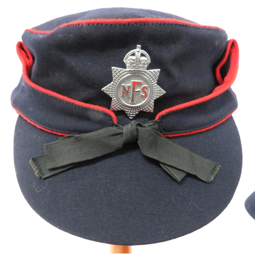 216 - 5 x Home Front Hats
consisting 2 x green WVS berets with embroidery QC Civil Defence Corps badges ..... 