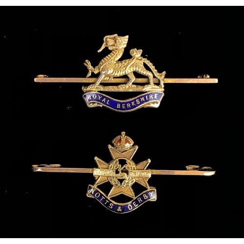 393 - Royal Berkshire Regiment & Sherwood Foresters Gold Regimental Sweetheart Brooches 2 Items.  Comprisi... 