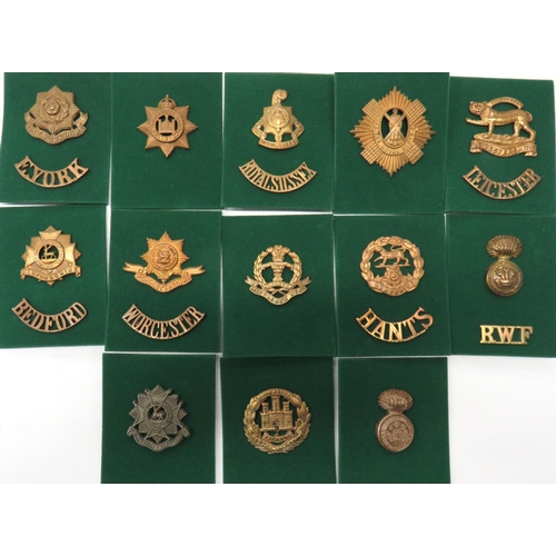 61 - 20 x WW1 & WW2 Economy Cap Badges And Titles
cap include brass Leicestershire ... Brass East Yor... 