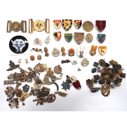 114 - Quantity Of African Badges, Buckles And Rank Badges
buckles consist Gambia Army ... Brass British So... 