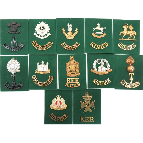 9 - 24 x Infantry Cap And Matching Titles
cap badges include blackened KC KRRC .... White metal Bedfords... 